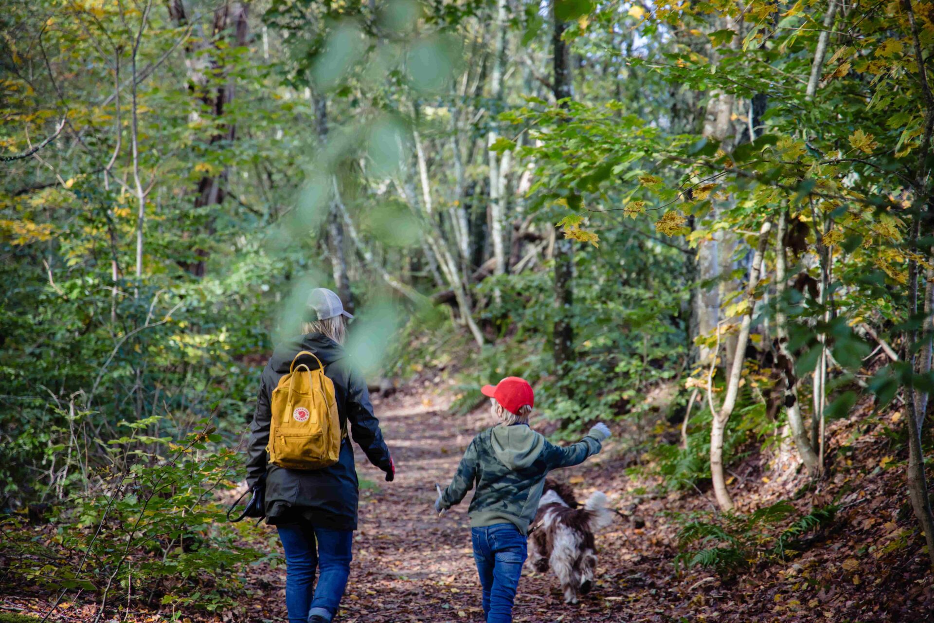 Vuxen och barn vandrar i Axelstorp @naturebylouise