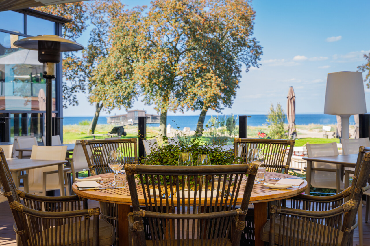 Bord med utsikt mot havet